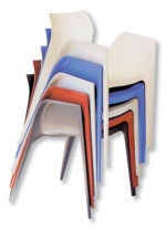 Z plastu je stohovatelná židle Evia od firmy CATTELAN ITALIA, vyrábí se v pěti barvách, cena 4 343 Kč, KLOU DESIGN