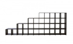 Knihovna Endless Shelf (Porro), design Werner Aisslinger, dub, dub tmavý, přírodní třešeň, MDF antracit, 436 x 166 cm, cena od  162 560 Kč, LINEA PURA