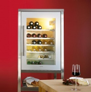 Vestavná vinotéka KF 18W A 421 (Siemens), 88 x 56 x 55 cm, hmotnost 39 kg, napětí 220-240 V, příkon 90 W, užitný obsah 150 l, spotřeba energie 146 kWh/rok, třída A, odmrazovací automatika, skleněné dveře bez rámu, dvojitá izolace, nerezové tyčové madlo, LED kontrolky uvnitř přístroje, regulovatelná teplota 6 °C až 14 °C, tři výškově nastavitelné plochy, tlačítko superchlazení, cena 44 690 Kč, BSH - DOMÁCÍ SPOTŘEBIČE
