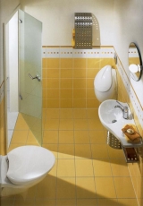 Série Oblic (VILLEROY & BOCH) řeší malé prostory uzpůsobením tvaru sanitární keramiky, nakloněný klozet 3 500 Kč, umyvadlo 5 150 Kč, ocelový podstavec pod umyvadlo 7 050 Kč, pisoár s poklopem 14 625 Kč, GIENGER CENTRON