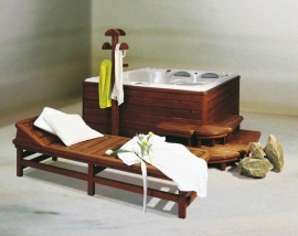 Díky dřevěnému opláštění může být spa jednoduše umístěna na zpevněný povrch bez dalšícvh stavebních úprav. USSPA dodává kabinet a celou řadu doplňků ze dřeva v úpravě Thermowood, které nevyžaduje žádnou údržbu. Má nízkou nasákavost, je tvarově stálé a odolné vůči "dřevokazům". Jeho typická tmavá barva působením UV záření postupně zesvětlá. Zvolit můžete palubky nebo masiv, nebo kombinovat dřevo a nerezové rohy nebo lem