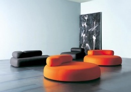 Sofa Bubble rock (design Piero Lissoni) s látkovým čalouněním, cena od 88 020 Kč, A. M. O. S. DESIGN