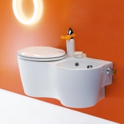 Kombinace bidetu s klozetem, cena (včetně klozetového sedátka, armatury a držáku na WC papír) 23 950 kč, IDEAL STANDARD