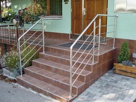 Často používaný způsob realizace schodiště pomocí plného betonového masivu. Důležitou roli zde hraje kvalitní hydroizolace mezi nasákavým betonovým fundamentem a obkladem