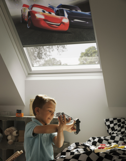 Hledáte účelné a zároveň pěkné stínění do dětského pokoje? Inspirujte se zcela zatemňujícími, pohádkovými roletami VELUX z kolekce Disney. (Zdroj: VELUX)