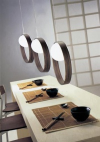 Světla Giuko (Itre), design Works studio 2005, zdroj 1 x 75 W, průměr 35 cm, hl. 15 cm, bílé mléčné sklo, ebenový kroužek, hliník, délka 95 cm, v. 96 cm, hl. 50 cm, cena 8 301 Kč, EUROLUX INTERIÉRY