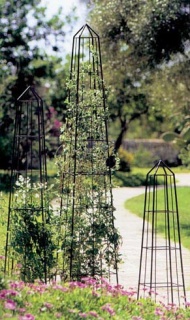 Pyramidové stojany Obelisk pro popínavé rostliny se vyrábějí v rozměrech 34 x 34 x 133, 40 x 40 x 195, 47 x 47 x 250 cm. Cena 3 990 - 6 290 Kč (LIFESPORT)