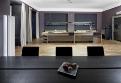 Kuchyň je pokryta nerezovou plochou. Každý druhý se bojí, že se nerez poškrábe. Ano. Jenže právě tím způsobem elegantně stárne