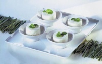 Kolekce A table Fine bone china (Asa), jemný kostní porcelán, velký talíř stojí 469 Kč, mistička o průměru 9 cm, 165 Kč, FANTAZIE