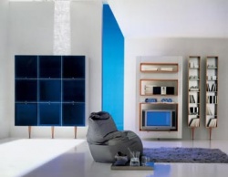 Sestava z programu Tempo (Zanette), solitérní skříň (180 x 40 x 210 cm) na nožkách z třešňového dřeva má bíle lakovaný korpus, dvířka z barevného skla v hiníkovém rámečku (cena 97 870 Kč). TV sestava, kombinace bílý lak a třešňové dřevo, 118 x 216 cm, cena 47 330 Kč, knihovna je v kombinaci hliník a třešňové dřevo, 30 x 30 x 22 cm, cena 34 910 Kč, TECNO LINE INTERIER