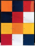 Sestava úoožných skříněk z programu QBO (design Marc Sadler, Graepel), barevně lakovaný kov, rozměr jednoho dílu 35 x 35 x 35 cm, cena 2 190 Kč/ks, DONLIČ INTERIER