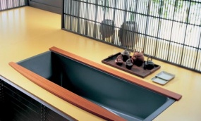 Vana ze série Genevi (Titanbagno), designér Takahide Sano a Doriana Lolli, titan, konstrukce z metakrylátu, rozměr 170/180 x 70/80 cm, obložení vany na přání, cena od 110 000 do 390 000 Kč, AQUA TRADE