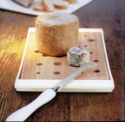 Prkénko na krájení sýru (Asa), bílá lesklá keramika a dřevo, 32 x 18,5 cm, cena 725 Kč, cena za nůž s porcelánovou rukojetí 375 Kč, FANTAZIE