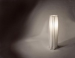Interiérová lampa fLight, design Jaroslav Juřica (2004), tkanina panava, PUR pěna, barva bílá, rozměry 100 x 40 x 40 cm, ocenění Grand Prix Mobitex, 2004, cena 4 600 Kč