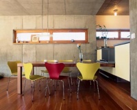 Investor uvěřil autorům, že stropy z pohledového betonu budou vypadat přirozeně. Posezení u jídelního stolu ve stylu slavného dánského designéra Arne Jacobsena