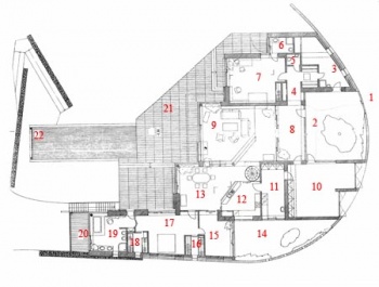 Půdorys domu: 1. hlavní vstup, 2. japonská zahrada, 3. sklad, 4. předsíň + šatna, 5. WC, 6. sprcha + WC, 7. dětský pokoj, 8. hala, 9. obytný prostor, 10. garáž, 11. místnost pro domácí práce, 12. kuchyň, 13. jídelna, 14. hospodářský dvorek, 15. pracovna, 16. šatna, 17. ložnice rodičů, 18. šatna, 19. koupelna, 20. solárium, 21. terasa, 22. bazén