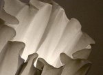 Interiérová lampa fLight, design Jaroslav Juřica (2004), tkanina panava, PUR pěna, barva bílá, rozměry 100 x 40 x 40 cm, ocenění Grand Prix Mobitex, 2004, cena 4 600 Kč
