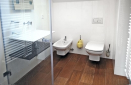 Menší koupelnu využívají hlavně děti, mají tu sprchový kout, umyvadlo, závěsný klozet a bidet Dama Senso (ROCA)