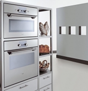 Ve stejném designu jako kombinovanou mikrovlnnou a pečicí troubu si můžete pořídit klasickou pečicí troubu AMW 590 IX. Cena 21 990 Kč, WHIRLPOOL
