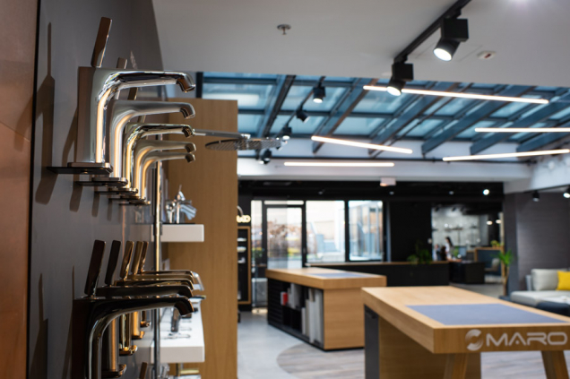 Nový exkluzivní showroom koupelen MARO v Praze-Karlíně v sobě nese spojení netradičního designového koupelnového studia a nejlepších výrobců koupelnového vybavení. Inspiraci poskytuje 22 kompletních koupelen umístěných ve velkorysém prostoru, kde se estetika koupelen snoubí s jejich plnou funkčností. Odkryjte Novou tvář koupelen! (Zdroj: MARO)