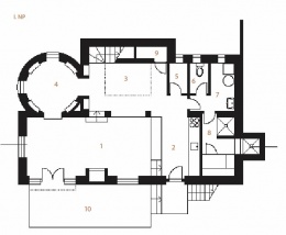 I. NP: 1 obytná hala, 2 kuchyň, 3 jídelna, 4 pracovna, 5 spíž, 6 WC, 7 kotelna, 8 sauna, 9 sklad, 10 terasa