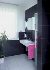 Menší koupelna v přízemí skrývá i sprchový kout a WC