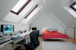 Úkos střech vytváří v ložnici příjemný architektonický prvek