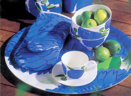 Z kolekce Primavera (Marimekko), design Maija Isola, je snídaňová miska (554 Kč/ks), šálek s podšálkem (741 Kč) a chňapka (372 Kč), AKIT