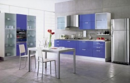 Sestava Reflexa (Home cucine) v barvě mořská modř, korpusy lamino, dvířka lamino lesklý lak (možnost různých barevných variant), cena za kompozici 122 952 Kč (bez spotřebičů a pracovní desky), ITALIA INTERIOR - DESIGN