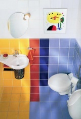 Problém malého prostoru vyřešila firma VILLEROY & BOCH zešikmením sanitárního zařízení série Oblic. Klozet 13 452 Kč, umyvadlo 7 372 Kč, kovový kryt sifonu s poličkou 2 457 Kč, pisoár s poklopem 20 782 Kč, A. VANĚK