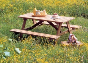 Z teaku je piknikové posezení s deskou dlouhou 150 cm opatřenou otvorem pro slunečník. Obě sedací lavice jsou zvedací, cena kompletu 49 990 Kč, DONATE