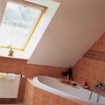 Hrana spodního rámu střešního okna Velux se nachází ve výšce jeden metr od podlahy. Střešní okno je tedy ve stejné rovině jako vertikální okenní otvory a umožňuje tak vizuální kontakt s okolní krajinou i sedícímu člověku