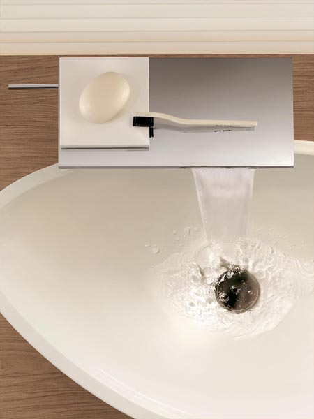 Páková baterie k umyvadlové míse, chrom, cena 33 362 Kč, cena umyvadla (60 cm) je 22 390 Kč, u rozměru 80 cm 26 870 Kč, HANSGROHE