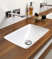 Obdélníkové umyvadlo Loop & Friends (VILLEROY & BOCH) k zapuštění, rozměry 61,5 x 39 cm, 54 x 34,5 cm, 45 x 28 cm, cena od 7 140 Kč, deska z kolekce Shape 165 x 140 x 50 cm, cena cca 20 000 Kč, KOUPELNY PTÁČEK