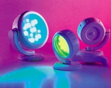 Natáčivý reflektor Color Burst 4 (Color Kinetics) s vestavěným LED modulem, vyzařovací úhel 32 a 33°, vhodný k osvětlení interiéru i exteriéru. Cena 13 000 Kč, UNI LIGHT