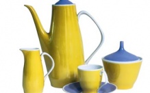 Žlutomodrý servis (6 šálků s podšálky, konvice, mlékovka, cukřenka), porcelán, 60. léta 20. století, značeno Slavkov, výška konvice 24 cm, výška šálku s podšálkem 6 cm, cena 2 900 Kč
