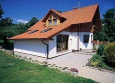 V přístavku, který je rovněž dřevostavbou, se nalézá domácí plovárna a posilovna