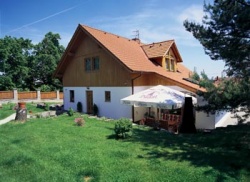 Severní stinné průčelí chrání posezení na zápraží