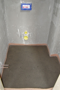 Dalším posunem, ke kterému v této etapě rekonstrukce naší vilky došlo, bylo vybetonování podlah na verandě, v obou koupelnách, v komoře a na WC.