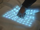 Koncept leddiodového osvětlení zapracovaného do látky (Artifort a Philips). O uvedení do praxe se teprve jedná