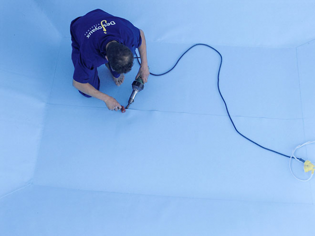 9. Jednotlivé části bazénové fólie se tepelně spojují pomocí elektrické svařovací pistole. Důležité je, aby byla ve výsledku fólie dokonale napnutá a rovná.