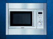 Mikrovlnná trouba s grilem a horkým vzduchem, objem 25 l, 11 stupňů výkonu, funkce rychlého startu, digitální programové hodiny, výkon mikrovln 900 W, výkon grilu 1 000 W, výkon horkého vzduchu 1 050 W, rozměry 31 x 50,8 x 45,8 cm, cena 5 990 Kč, BAUMATIC ČR