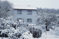 Výhledy do krajiny jsou velkou předností této zahrady i oken domu. Dovolují sledovat úkazy na obloze a změny počasí na velké ploše
