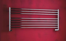 Díky provedení na šířku umožňuje radiátor Sorano (P.M.H.) například instalaci nad vanu. Rozměry 121 x 48 cm, ceny 4 833 Kč (bílá), 7 051 Kč (chrom), 10 404 Kč (nerez), SAPHO