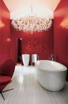 Kolekce Il Bagno Alessi nabízí jak vestavné vany, tak i vany pro umístění ke stěně. Samostatně stojící vana na obrázku má rozměry 188 x 92,5 cm včetně vnějšího opláštění a pořídíte ji za 120 533 Kč (bez DPH)