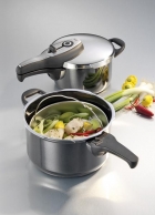 Sada tlakových hrnců (3 l a 4,5 l) D-Duo (SILIT), materiál Siligran. Cena 5 999 Kč, MOBAX