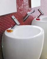 Celá sala Il Bagno Alessi je doplněna elegantními armaturami ORAS a jemnými doplňky INDA