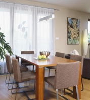 I jídelní stůl je návrhem designéra Jana Padrnose