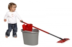Mop UltraMax (Vileda) byl vyroben proto, aby v kombinaci se speciálním kbelíkem usnadnil úklid podlah tím, že umožní ždímání plochého mopu bez dotyku rukou. Cena mopu 699 Kč, náhradní mop (látková část) 299 Kč, kbelík 299 Kč, VILEDA