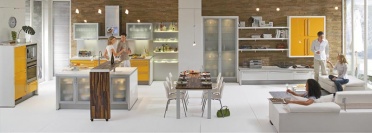 Kuchyně Spot v provedení fólie ve vysokém lesku a žlutém odstínu je zajímavě propojena s obytnou částí, cena kuchyně 268 700 Kč (ATELIER PEDRO)